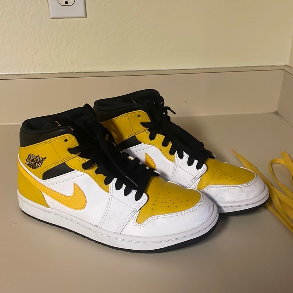 Jordan 1 Mid University Gold
